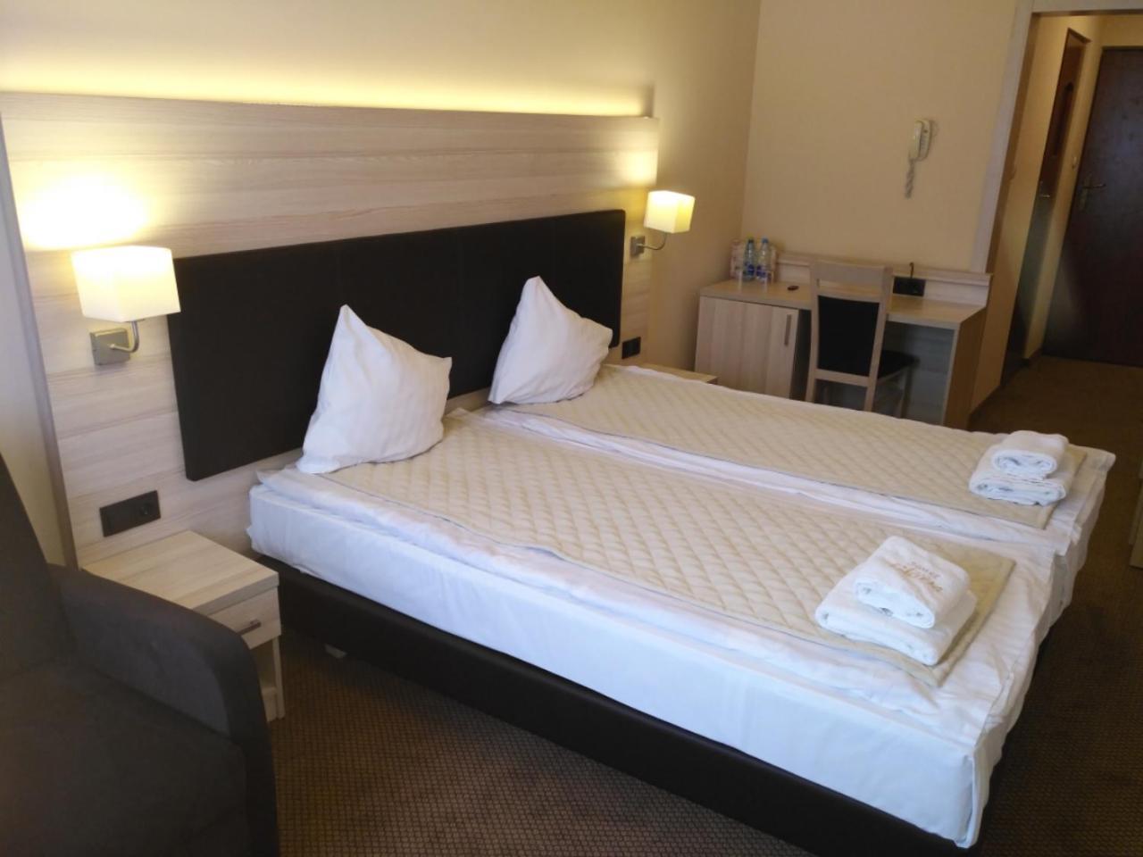 สปา โฮเต็ล กลอเรีย Hotel แชมิตช์ ภายนอก รูปภาพ